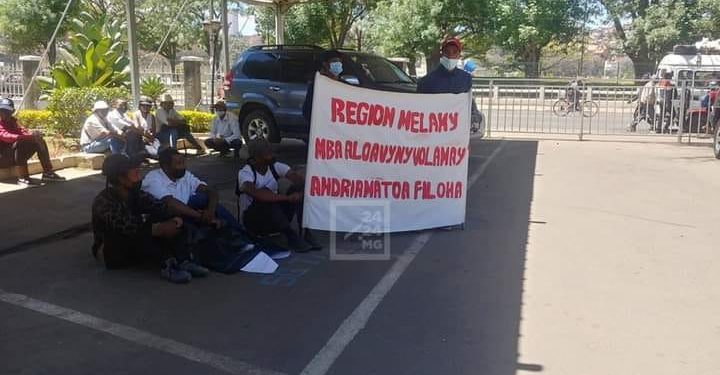 MANIFESTATIONS – Les représentants de 230 entreprises ayant travaillé avec le ministère des travaux publics dans l&rsquo;entretien et la réfection des routes réclament le paiement de leurs prestations auprès du ministère ce mardi