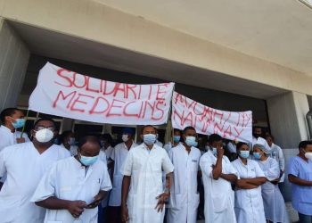 MOUVEMENT – Des médecins de l’HJRA effectuent un sit-in de solidarité et réclament la libération de leurs confrères qu’ils disent retenus après des soins octroyés à Eddy Maminirina, condamné dans une affaire de trafic de bois de rose