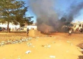 SECURITE – 11 gendarmes blessés, une personne décédée et une caserne incendiée suite à un affrontement entre des gendarmes et des habitants dans la commune d&rsquo;Antanetibe Anativolo à Anjozorobe, selon la Gendarmerie nationale