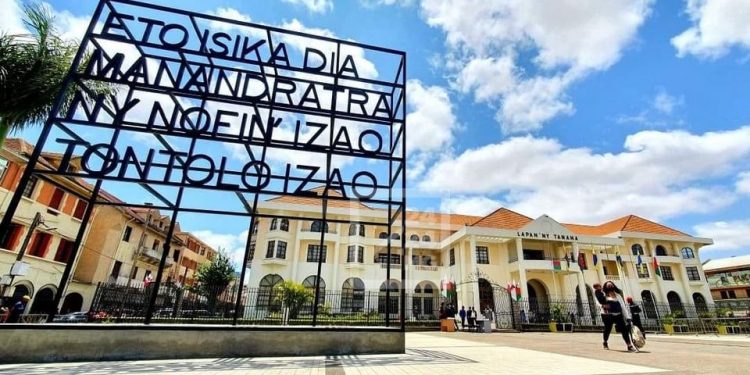 ART CONTEMPORAIN – L&rsquo;oeuvre de Joël Andrianomearisoa, une structure en métal, érigée en plein coeur de la capitale invite au rêve et appelle à rêver