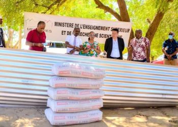 ENSEIGNEMENT SUPERIEUR – Le professeur Elia Béatrice Assoumacou offre des matériaux de construction pour démarrer la reconstruction des résidences d&rsquo;enseignants incendiées en Juin lors de manifestations d&rsquo;étudiants