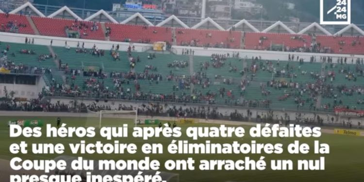 FOOTBALL – L&rsquo;invasion du terrain par des spectateurs en folie