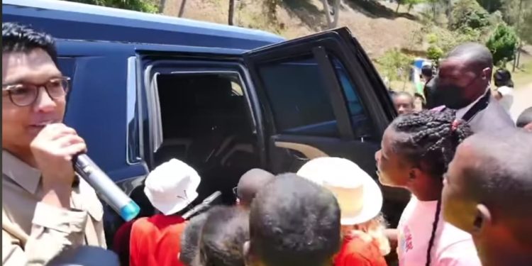 LIBERTE D&rsquo;EXPRESSION – Une cinquantaine d&rsquo;enfants visitent le palais présidentiel et posent des questions au président de la République à l&rsquo;occasion de la célébration de la journée mondiale des droits de l&rsquo;enfant
