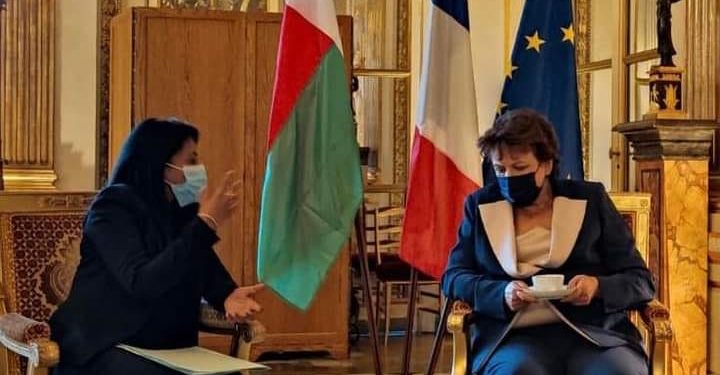 PATRIMOINE – Le ministère de la Communicatio et de la culture rapporte la volonté de la ministre française de la Culture à examiner les détails légaux en vue de restituer les objets d&rsquo;arts malgaches à Madagascar