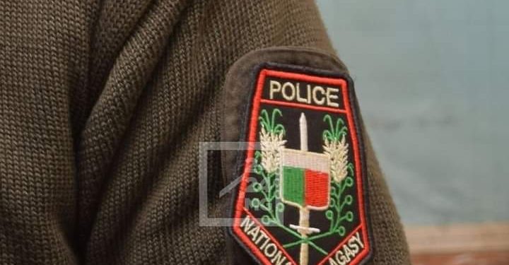 SECURITE – La police promet des sanctions exemplaires contre un de ses agents soupçonné d&rsquo;avoir brutalisé un individu portant un enfant