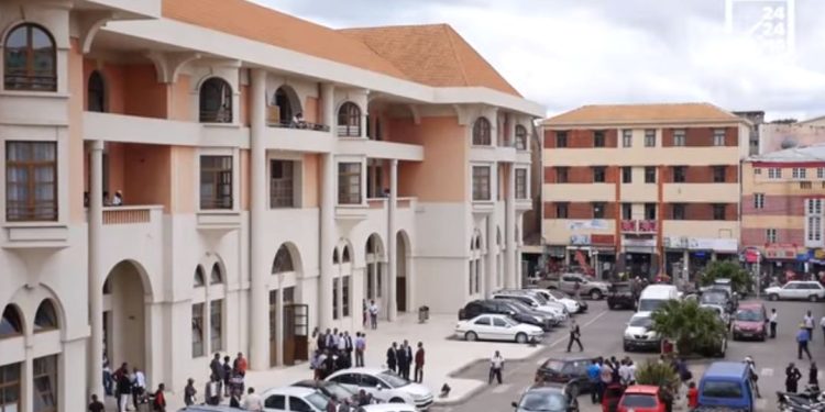 TRANSPORT – Carte blanche pour le maire d’Antananarivo pour les projets de train urbain et de téléphérique