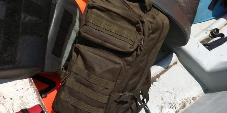 ACCIDENT D’HELICOPTERE – Le sac à dos du colonel Hery Rakotomiliarison, le pilote de l’hélicoptère accidenté, retrouvé avec ses affaires alors qu’il reste porté disparu