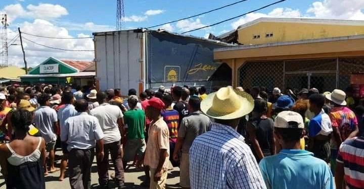 CIRCULATION – Au moins trois personnes ont perdu la vie dans un accident de camion à Ambondromamy sur la RN4 jeudi, le chauffeur du poids lourd introuvable