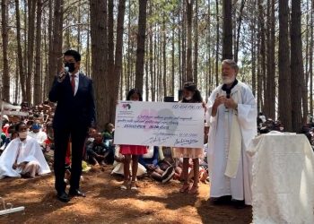 DON DE NOEL – Une partie des bénéfices obtenus de la vente du Covid organics sous le format décoction, d&rsquo;un montant de plus de 112 millions d&rsquo;ariary, offerte à l&rsquo;association Akamasoa