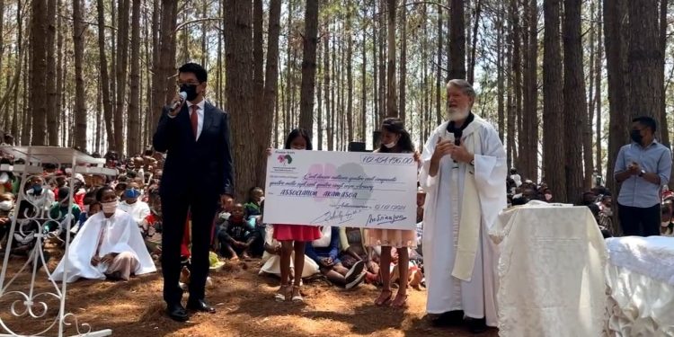 DON DE NOEL – Une partie des bénéfices obtenus de la vente du Covid organics sous le format décoction, d&rsquo;un montant de plus de 112 millions d&rsquo;ariary, offerte à l&rsquo;association Akamasoa