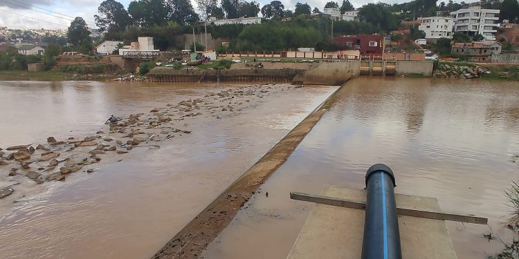 EAU – La Jirama annonce de nouvelles coupures d’eau dans de nombreux quartiers d’Antananarivo ce week-end malgré la fin des travaux de réparation des filtres d’eau défectueux à Mandroseza