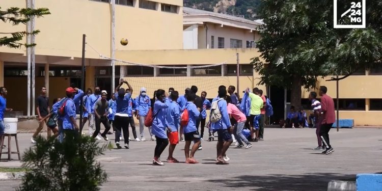 EDUCATION – Le Conseil des ministres avance d&rsquo;une journée le début des vacances de Noël pour les établissements scolaires publics et invite les établissements scolaires privés à avancer le départ en vacances de leurs élèves