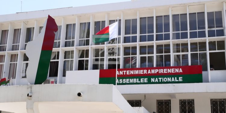 HAUTE COUR DE JUSTICE – Les propositions de résolution de mise en accusation de deux anciens ministres transmises à la présidente de l’Assemblée nationale