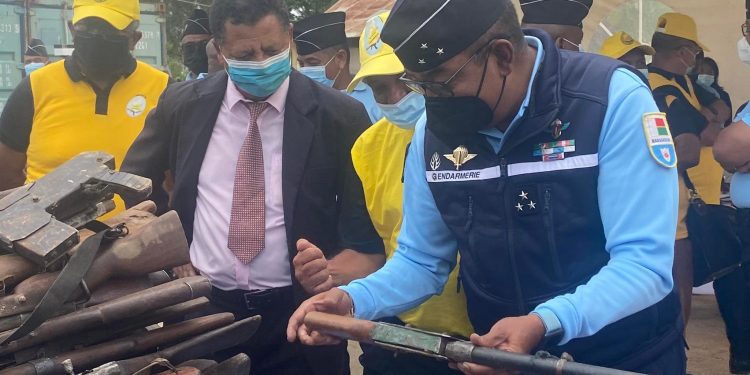 INSECURITE – La Gendarmerie nationale remet au comité d’organisation plus de 400 armes à feu collectées durant le mois d’amnistie