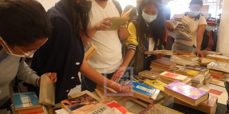 LIVRES – 750 kilos d’ouvrages retirés de la médiathèque de l’Institut français de Madagascar (IFM) pris d’assaut