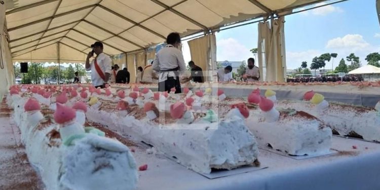 PATISSERIE – 2.986 œufs, 100 kilos de sucre et 100 kilos de farine pour permettre à sept chefs de Madagascar de réaliser la plus grande bûche de Noël d&rsquo;Afrique longue de 284 mètres