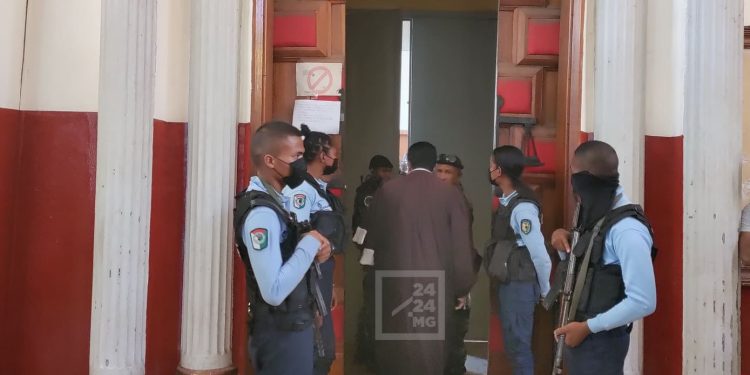 PROCES – 20 ans de travaux forcés pour Paul Rafanoharana, 10 ans de travaux forcés pour Philippe François et Aina Razafindrakoto, cinq ans de travaux forcés pour Voahangy Andrianandrianina, cinq ans de prison avec sursis pour Victor Ramahatra et Sareraka; Ferdinand Razakarimanana et Brigitte Mroczek sont relaxés au bénéfice du doute tandis que les autres éléments des forces de l’ordre cités dans le dossier sont acquittés