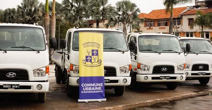 ASSAINISSEMENT – De nouveaux véhicules, des tenues de travail et des instruments médicaux remis à la commune urbaine d’Antananarivo pour faire face aux situations d’urgence.
