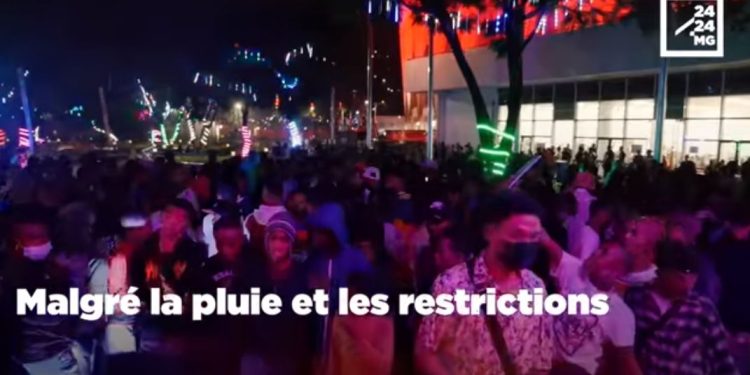 REVEILLON 2021 – Ambiance sous vigilance sanitaire et pluie persistante dans la capitale