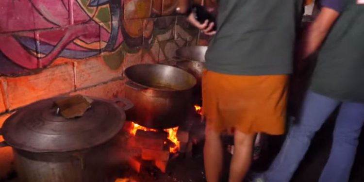 SINISTRES – La préparation des repas des personnes sinistrées accueillies au stade Barea Mahamasina