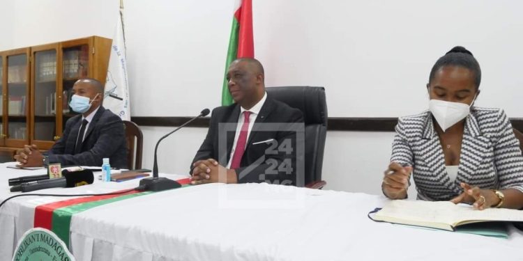 TRAFIC – Herilaza Imbiki évoque des éléments laissant supposer un projet d&rsquo;exportation illicite de deux tonnes d&rsquo;or par le réseau démantelé aux Comores