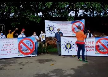 TRANSPORT PAR CABLE – Des anciens du collège Saint Michel manifestent dans la cour de l&rsquo;établissement pour contester l&rsquo;implantation éventuelle d&rsquo;un pylône du projet téléphérique