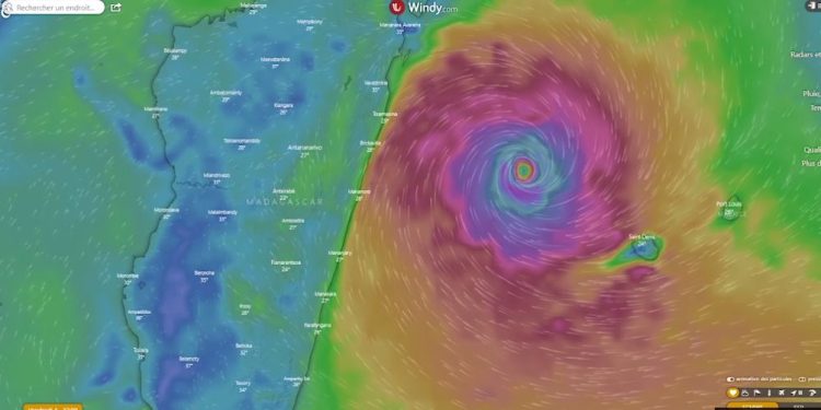 CATASTROPHES – Batsirai positionné à 459km à l&rsquo;Est Sud Est de Vatomandry ce vendredi à 9h, atterrissage prévu entre Mahanoro et Mananjary samedi entre 11h et 17h