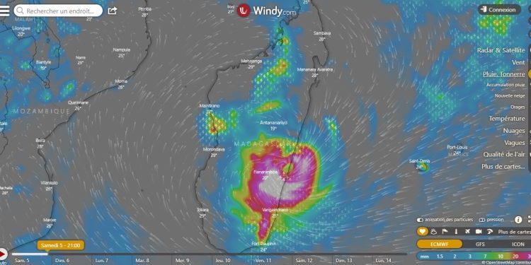 CATASTROPHES – Le cyclone tropical intense Batsirai touche terre à 20h à 14km au Nord de Mananjary avec des vents de 165km/h et des rafales de 230km/h, selon Météo Madagascar