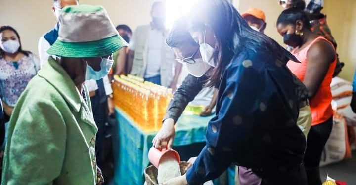 CONSOMMATION – Le riz à 1.000 ariary kilo et l&rsquo;huile à 5.000 ariary le litre dans les Tsena Mora qui ont rouvert leurs portes depuis mardi