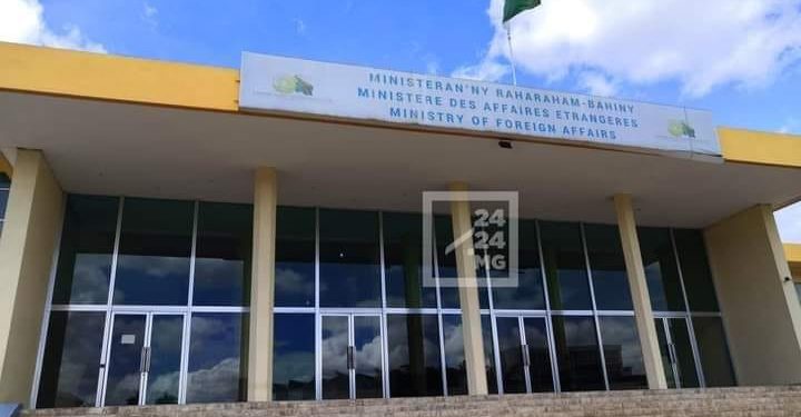 GUERRE – La vingtaine de Malgaches officiellement répertoriés en Ukraine par les services consulaires malgaches choisissent soit de rester en Ukraine soit de partir en Pologne, selon le ministère des Affaires étrangères