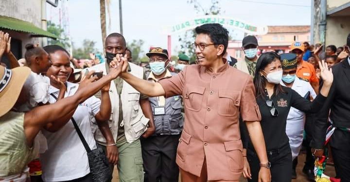 INTEMPÉRIES – Le couple présidentiel poursuit sa tournée post-cyclonique à Farafangana et Fianarantsoa