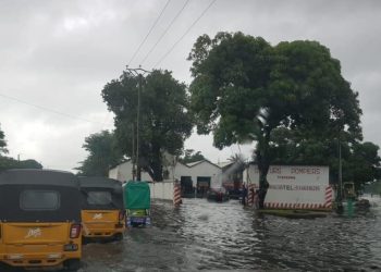INTEMPERIES – Au moins 2.954 personnes déplacées à Toamasina jusqu’en début d’après-midi pour cause de montée des eaux, le maire promet un enlèvement des constructions illicites sur les canaux d’évacuation d’eau comme solution à long terme