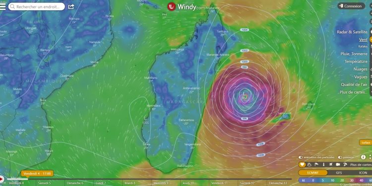 METEOROLOGIE – Alerte rouge dans l’Est, le Sud-Est et sur les hautes terres centrales, Batsirai se trouve à 403 km à l’Est-Sud-Est de Vatomandry à 15h et gagne en intensité