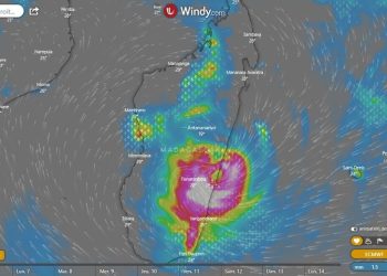 ATASTROPHES – Le cyclone tropical intense Batsirai touche terre à 20h à 14km au Nord de Mananjary avec des vents de 165km/h et des rafales de 230km/h, selon Météo Madagascar