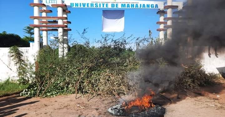 ENSEIGNEMENT SUPERIEUR – Les étudiants de l’université de Mahajanga manifestent pour réclamer leurs six mois de bourses d&rsquo;études et leurs allocations d&rsquo;équipement