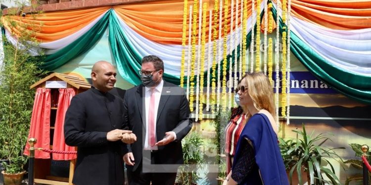 EVENEMENT – L&rsquo;ambassade de l&rsquo;Inde inaugure une plaque « Vasudhaiva Kutumbakam », « la Terre entière est une famille » dans ses locaux