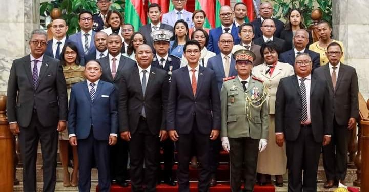 EXECUTIF – L&rsquo;ordre protocolaire des membres du gouvernement modifié, le ministre en charge de l&rsquo;Aménagement du territoire devance les ministres en charge des Finances et de l&rsquo;Intérieur, le ministre des Sports passe du 27ème au 11ème rang