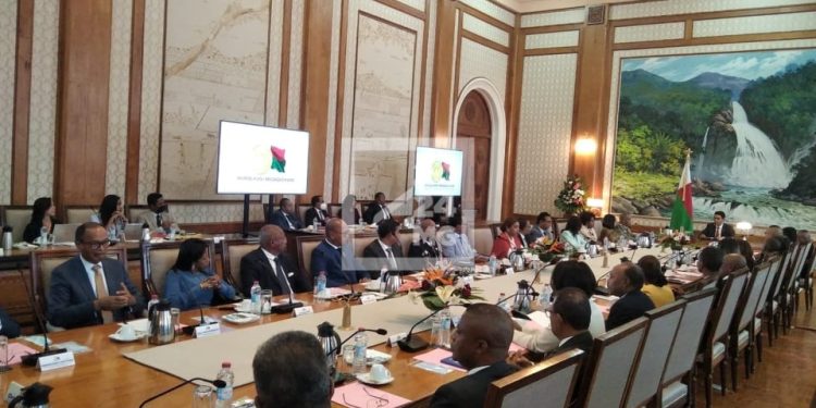 GOUVERNEMENT – Neuf ministres nommés, deux postes de vice-ministre supprimés, Tinoka Roberto Raharoarilala revient au ministère de la Jeunesse et des sports, Richard Randriamandranto devient ministre des Affaires étrangères