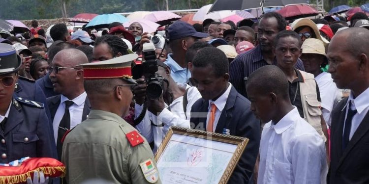 RECONNAISSANCE – Un bateau à moteur et l’ordre de mérite pour Giambrone Ramaroson, le pêcheur qui a sauvé le général Serge Gellé après le crash de son hélicoptère