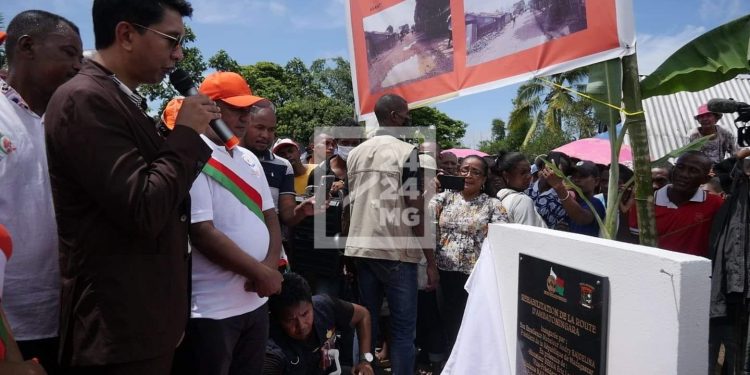 TOURNEE PRESIDENTIELLE – Andry Rajoelina dans l’Analanjirofo pour remettre des décorations aux pêcheurs ayant sauvé le général Serge Gellé après le crash de son hélicoptère et pour des cérémonies d’inauguration et de visite de chantiers