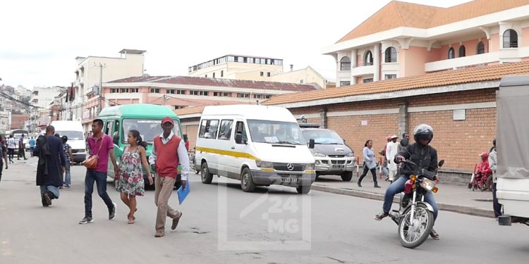 TRANSPORT URBAIN – Les taxi-be des lignes 133 reliant Itaosy au centre-ville demandent l’autorisation de faire demi-tour avant 5h du matin et d’utiliser les strapontins aux heures de pointe