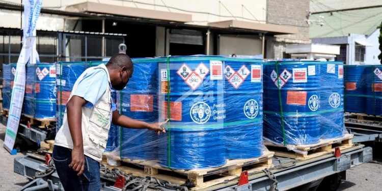 AGRICULTURE – Reprise des opérations antiacridiennes après l’arrivée de 40.000 litres de pesticides en provenance du Maroc ce jeudi, après un mois de perturbations