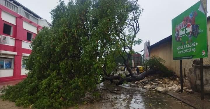 CATASTROPHE – Le Bureau national de gestion des risques et des catastrophes rapporte au moins deux morts suite au passage de la forte tempête tropicale Jasmine dans la région du Sud de Madagascar