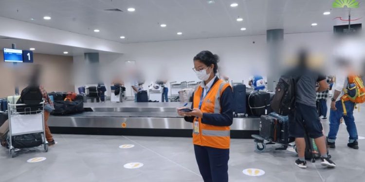 Découvrez dans cette vidéo le métier d’agent d’information de Ravinala Airports travaillant à l’aéroport d’Antananarivo.