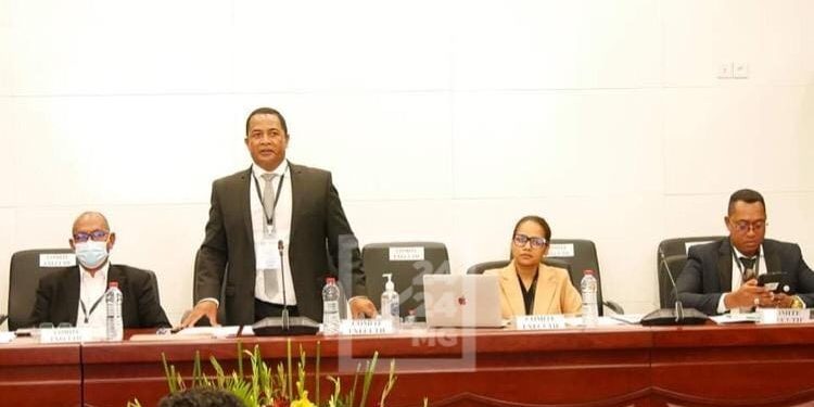 FOOTBALL – L&rsquo;aile Alfred Andriamanampisoa officialise la nomination de Harimanantsoa Ravelojaona en tant que secrétaire général de la Fédération malgache de football