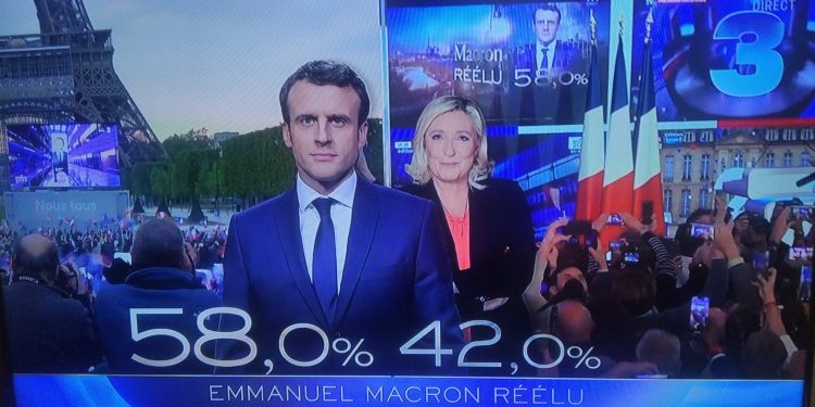 FRANCE – Emmanuel Macron réélu président de la République française pour un deuxième mandat avec environ 58% des voix, Marine Le Pen créditée de 42% des suffrages