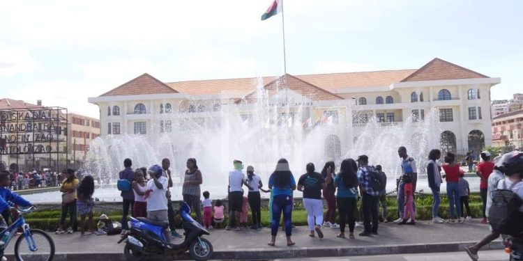 LUNDI DE PAQUES – Les zones périphériques d&rsquo;Antananarivo et les sites de loisirs en plein air pris d&rsquo;assaut par les excursionnistes, le calme dans la plupart des quartiers de la capitale