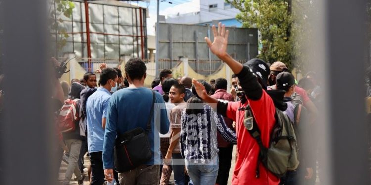 MANIFESTATION – Affrontement entre les forces de l&rsquo;ordre et les étudiants de l&rsquo;ENS à Ampefiloha qui revendiquent que leurs bourses d&rsquo;études soient payées selon le calendrier prévu