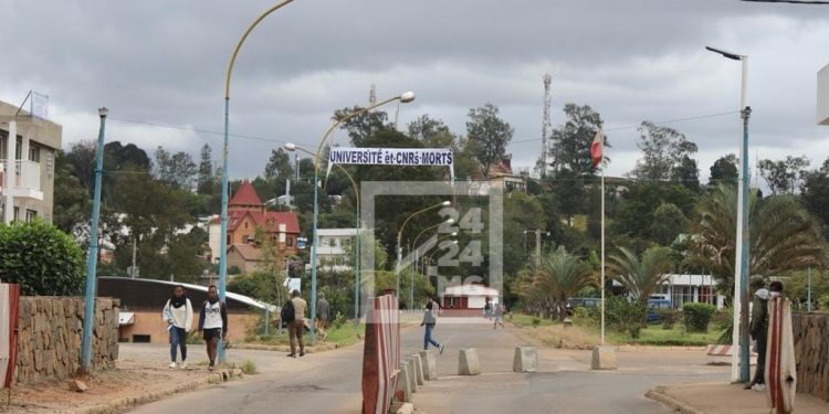 MANIFESTATION DES UNIVERSITAIRES – La ministre en charge de l’Enseignement supérieur reconnaît des contradictions dans les décisions de la Haute cour constitutionnelle sur la loi relative à l’autonomie des Universités et appelle au dialogue pour apaiser la situation