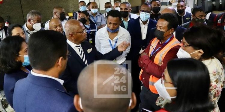 TRANSPORT AERIEN – Le ministre de transports Roland Ranjatoelina dénonce des failles au niveau des agents de contrôle à l&rsquo;aéroport